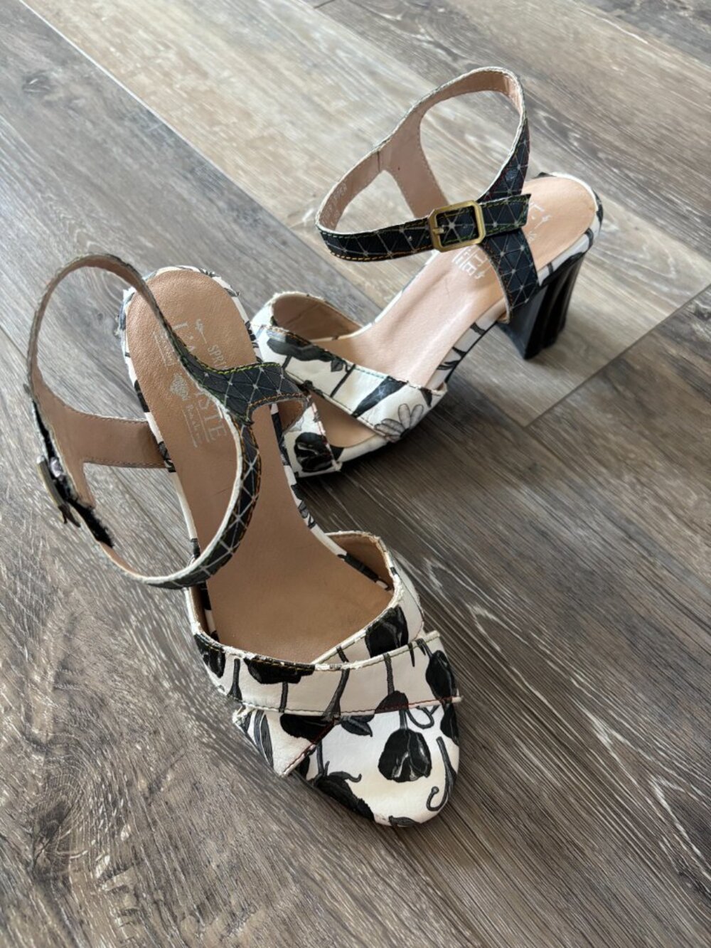 Lartiste Spring Step Sandals Heels White Black Floral Leather Size 39 8 New